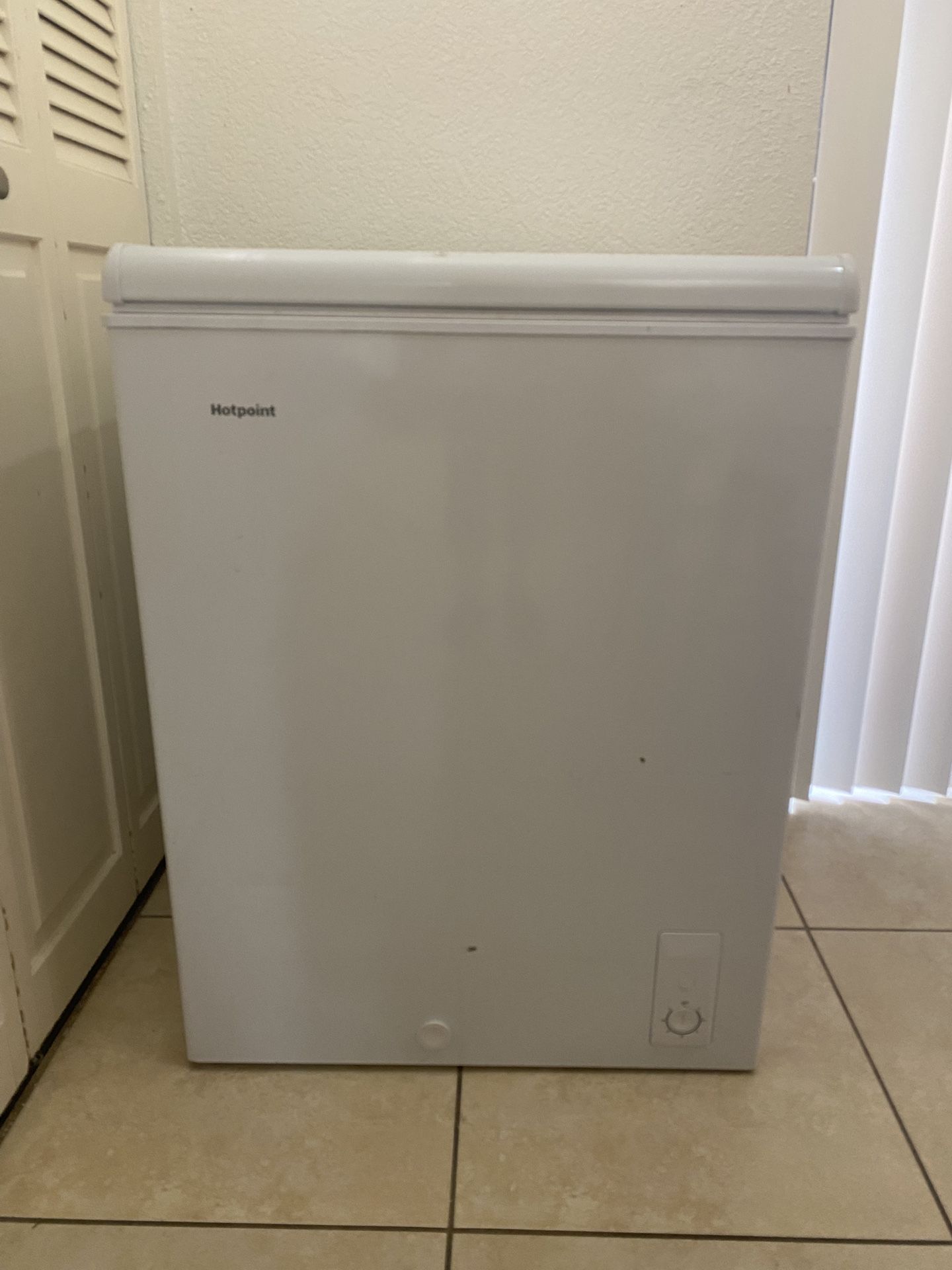 Hotpoint Chest Freezer 4.9-cu Ft White