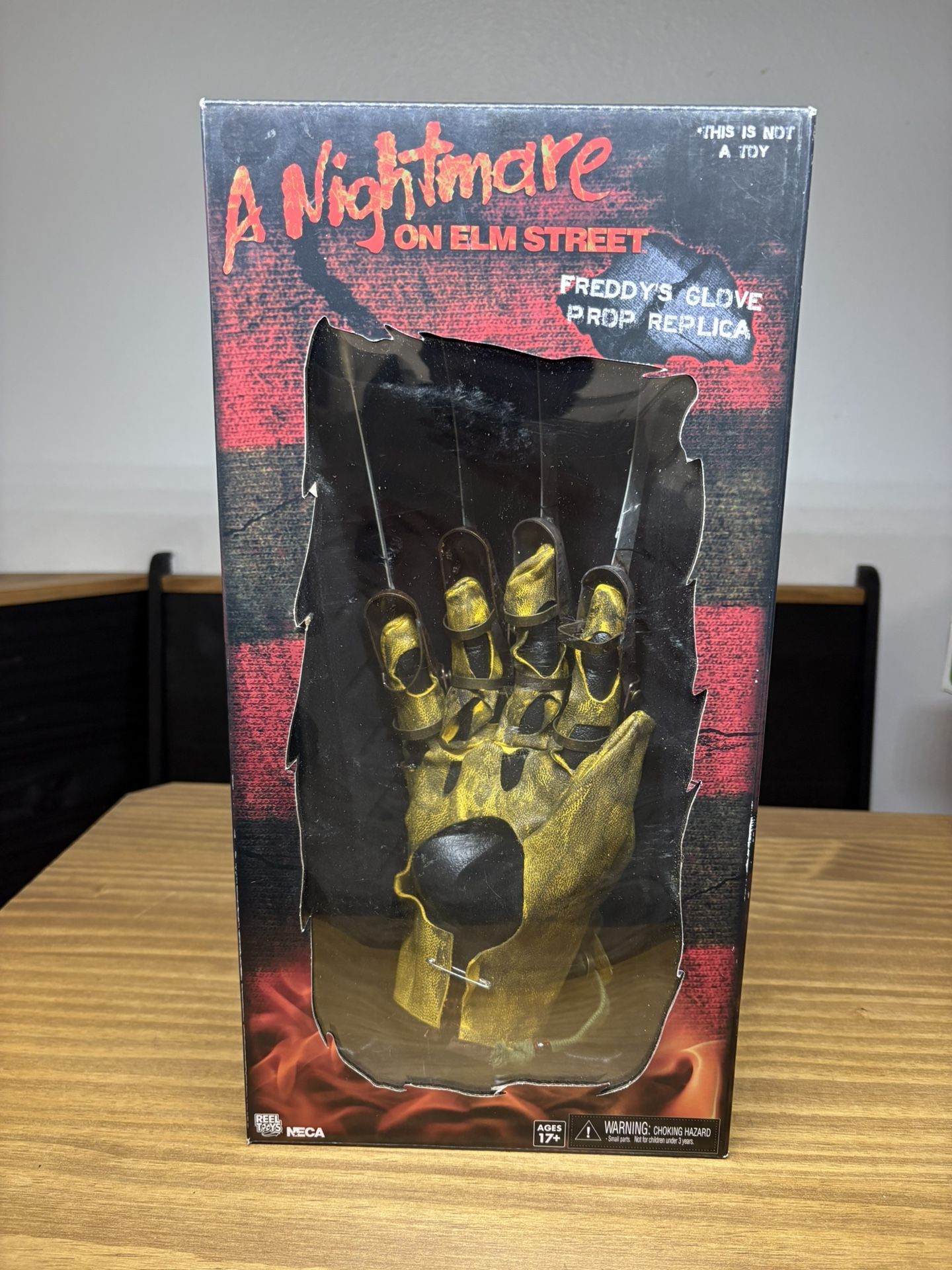 NECA Nightmare On Elm Street 1984 Freddy Krueger Freddy's Glove Prop Replica
