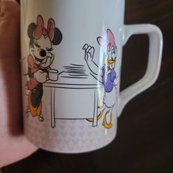  DISNEY MINNIE AND DAISY COFFEE MUG