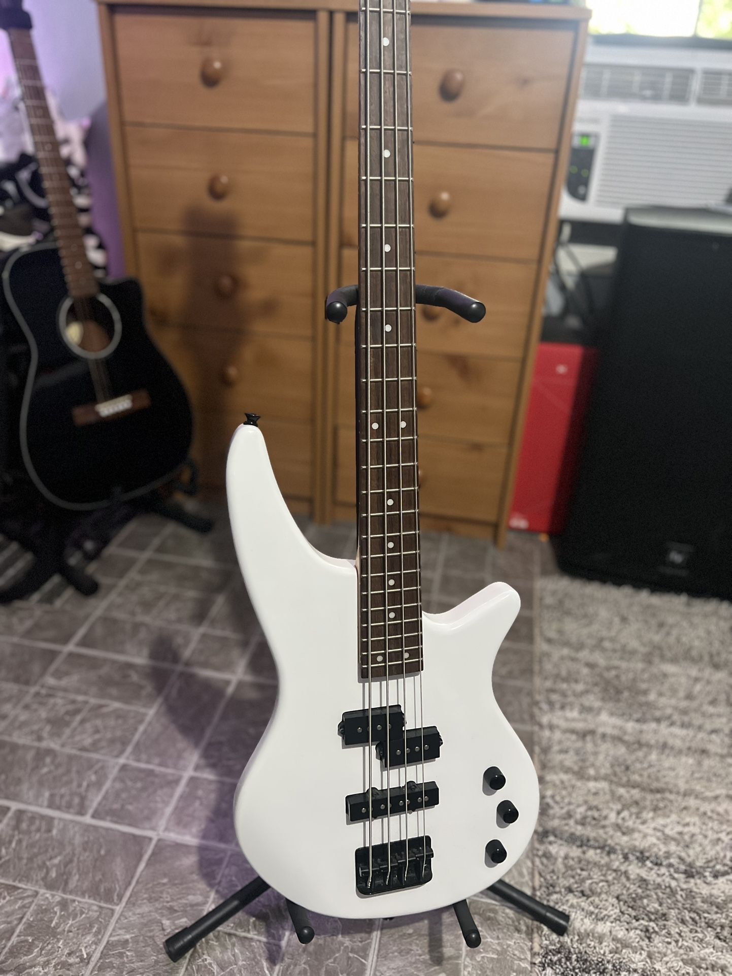 πΈ Jackson 4-String Bass β White (only cash)