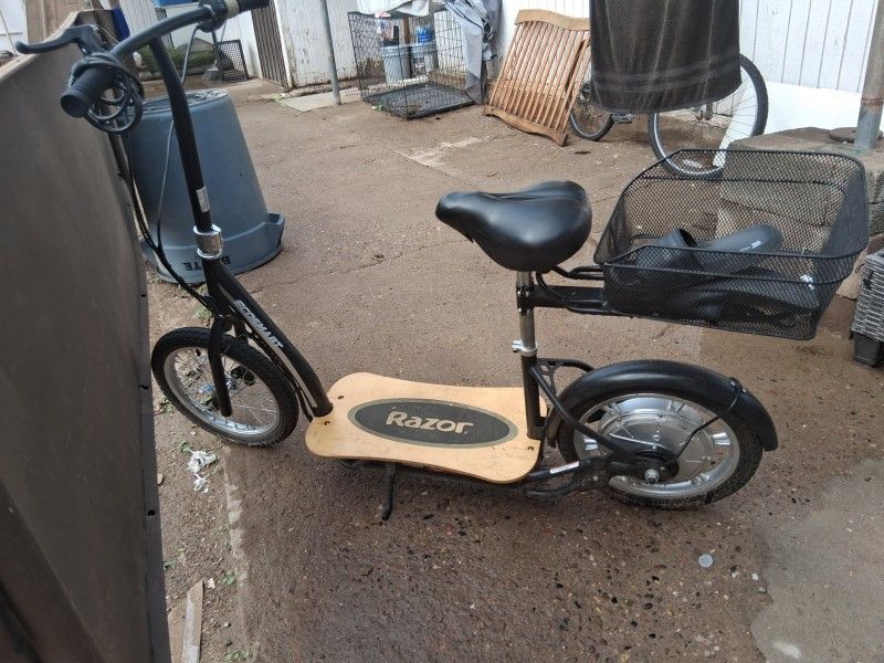 Razor Seated Electric Scooter 