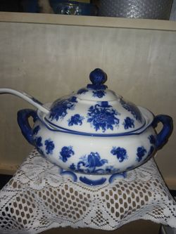 Gorgeous large soup tureen with ladle