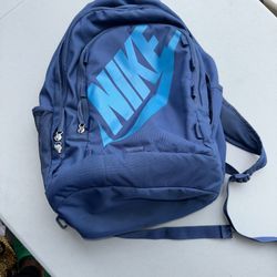 USED NIKE BACKPACK W/ZIPPERS NOTHING IS TORN MINOR SCUFFS ON NIKE/CHECK SEE PICS