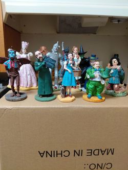 W o oz figurines.