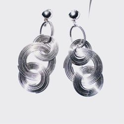Pair Silver-tone Interlocking Loops Pierced Earrings Circles