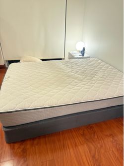 Queen matress and base