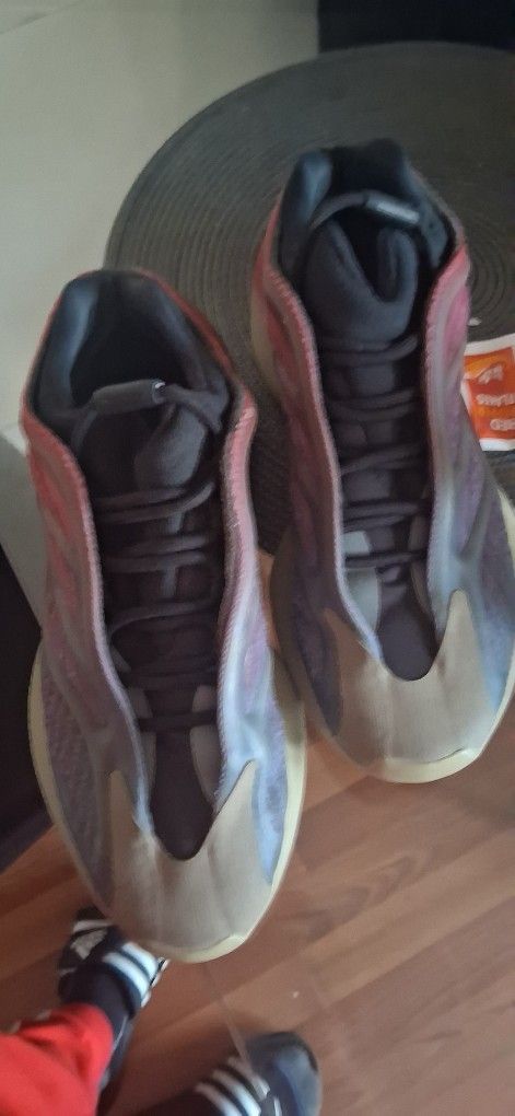 Adidas Yeezy 700 V3 Fade Carbon.