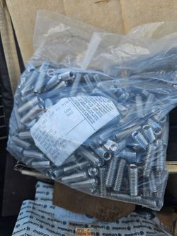 500 M10 × 30 mm cup-point socket set screws, zinc-plated alloy steel.