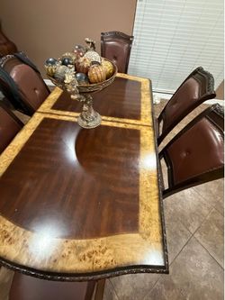 Table set with 6 chairs