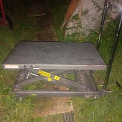 Transmission Lift New Barely Used I Payed 550 So Mething But Barely Used It I'm Assuming 300