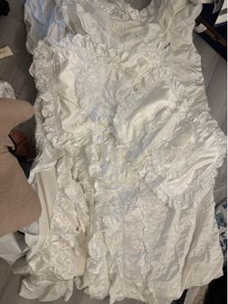 White freel blanket with two freel pillow case for 10