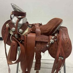 Montura charra de cuero con herraje y fuste plateado