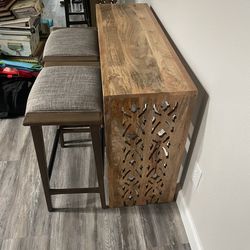 Table and 2 stools like new