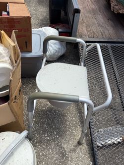 Portable toilet