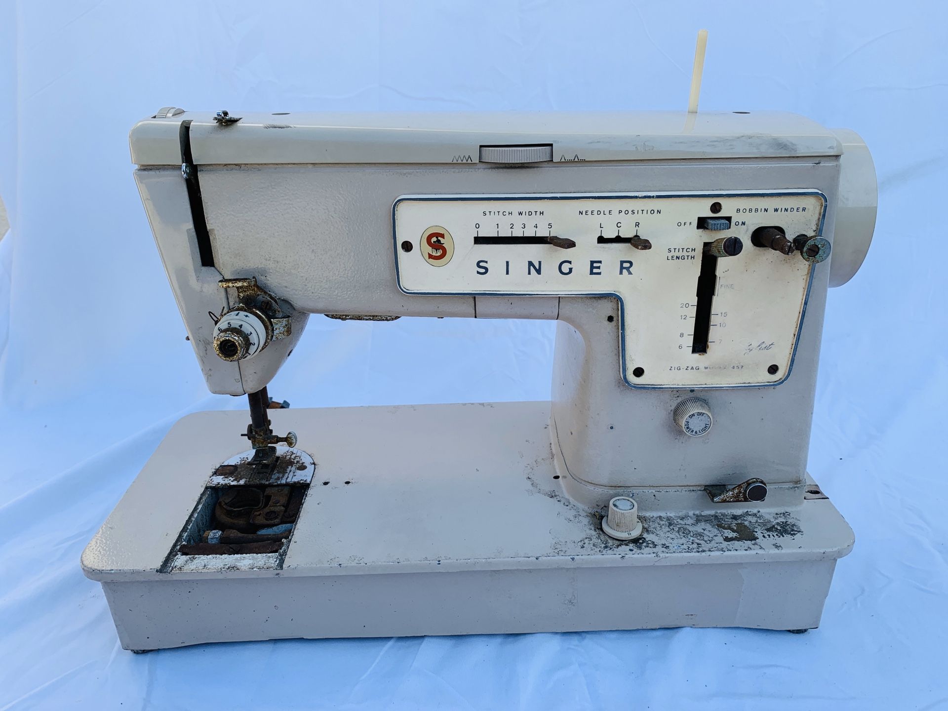 Vintage Singer Stylist Zig Zag Model 457 Sewing Machine for Sale in Los