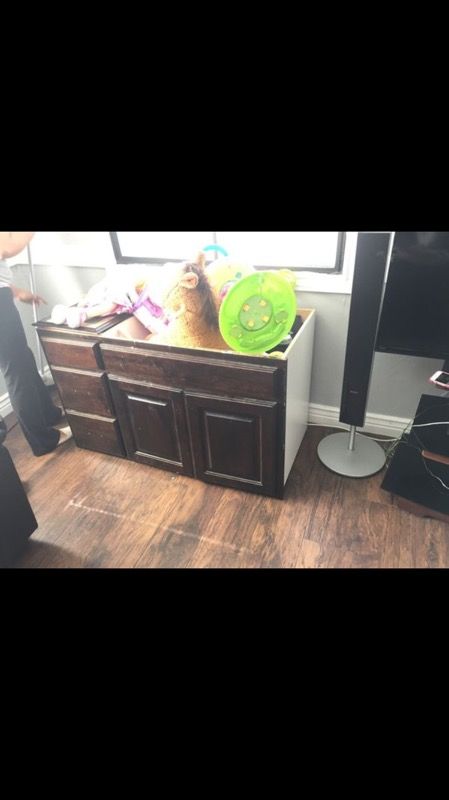 !FRREE! !FRRRRE!! cabinets nice color just need cleaned