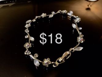 Pretty, Dainty Bracelet, $10