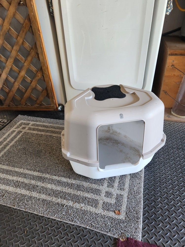 Decent cat litter box