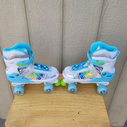 ROLLER SKATE SIZES 4 TO 6 AND  7 TO 9 WHIT LIGHT