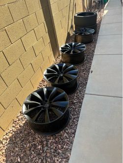 4 Tesla 22x10 rims and 2 265/35/r22 tires