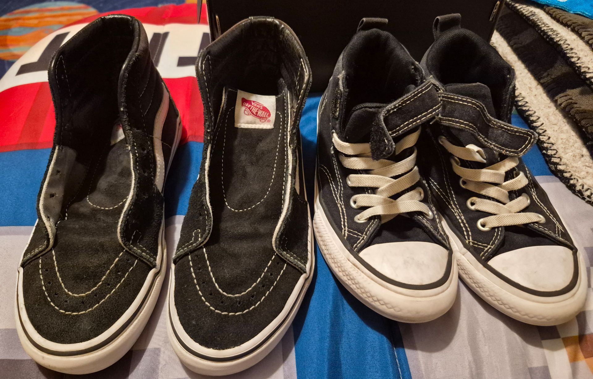 Youth tennis shoes