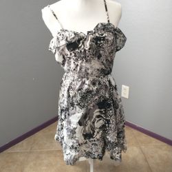 OP black and white patterned sundress jr size L(11-13)
Ties in the back
