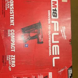 2841-2ct Milwaukeé 16” Gauge Angled Finish Nailer Kit