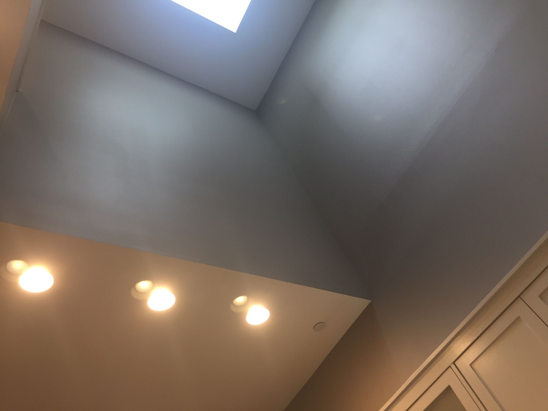 I paint houses exterior/interior. If you need your house painted shoot me a text I’ll be happy to answer any questions./ Pinto casas por fuera y por