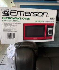 Red Emerson microwave oven/ microondas rojo