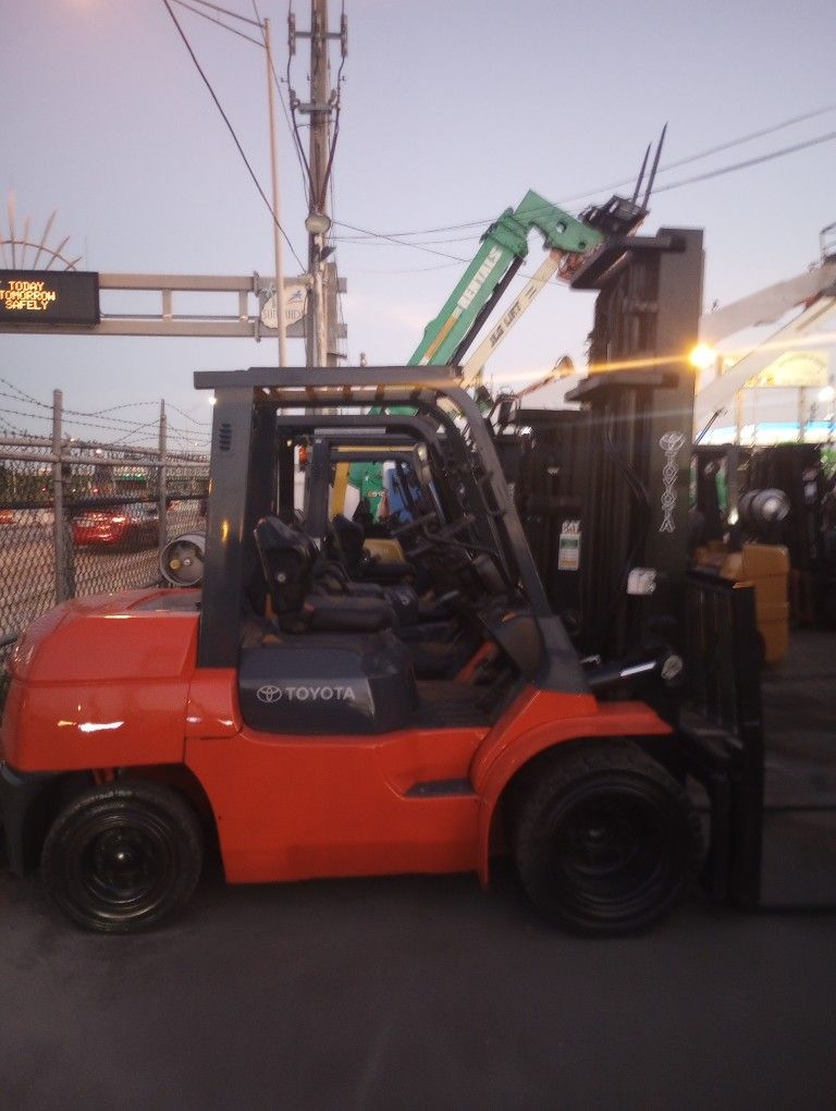 FORKLIFT TOYOTA 3600# Triple Mast