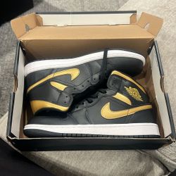 Air Jordan 1 Mid Black 