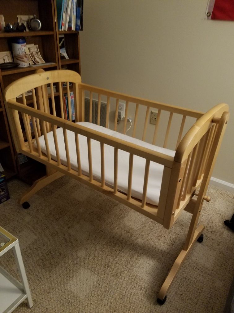 Solid wood bassinet + mattress + mesh