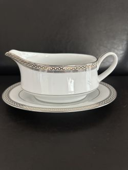 Noritake "Legacy Splendor" Contemporary Porcelain Fine China Gravy Boat Dish 1990's Platinum & Gold.