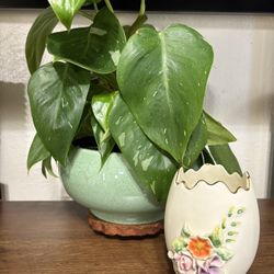 Vintage Lefton Porcelain Footed Egg Vase With Raised Flowers 