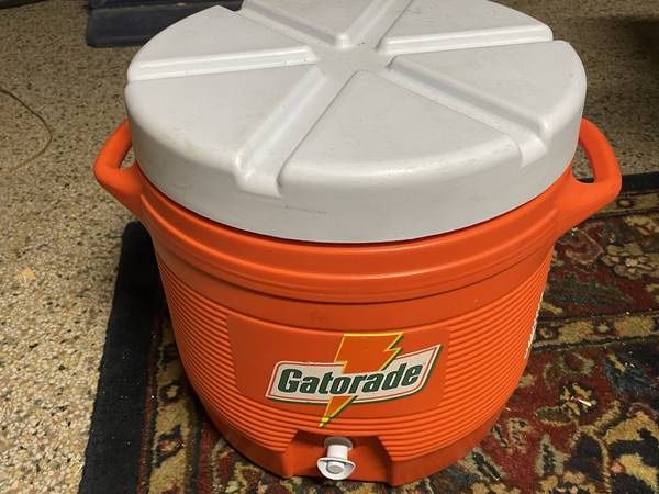 Gatorade Drink Sports game Cooler 26 Liters Jug Rubbermaid