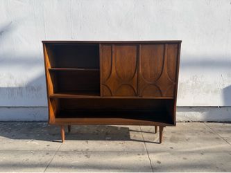 Broyhill Sculptra Mid-Century Modern Walnut Hutch