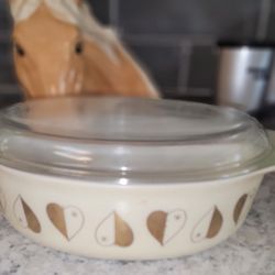 Vintage 1959 Pyrex Glass Golden Hearts Deluxe Cinderella Casserole w Lid

#045

 