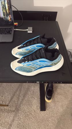 Yeezy 700 V3 $150