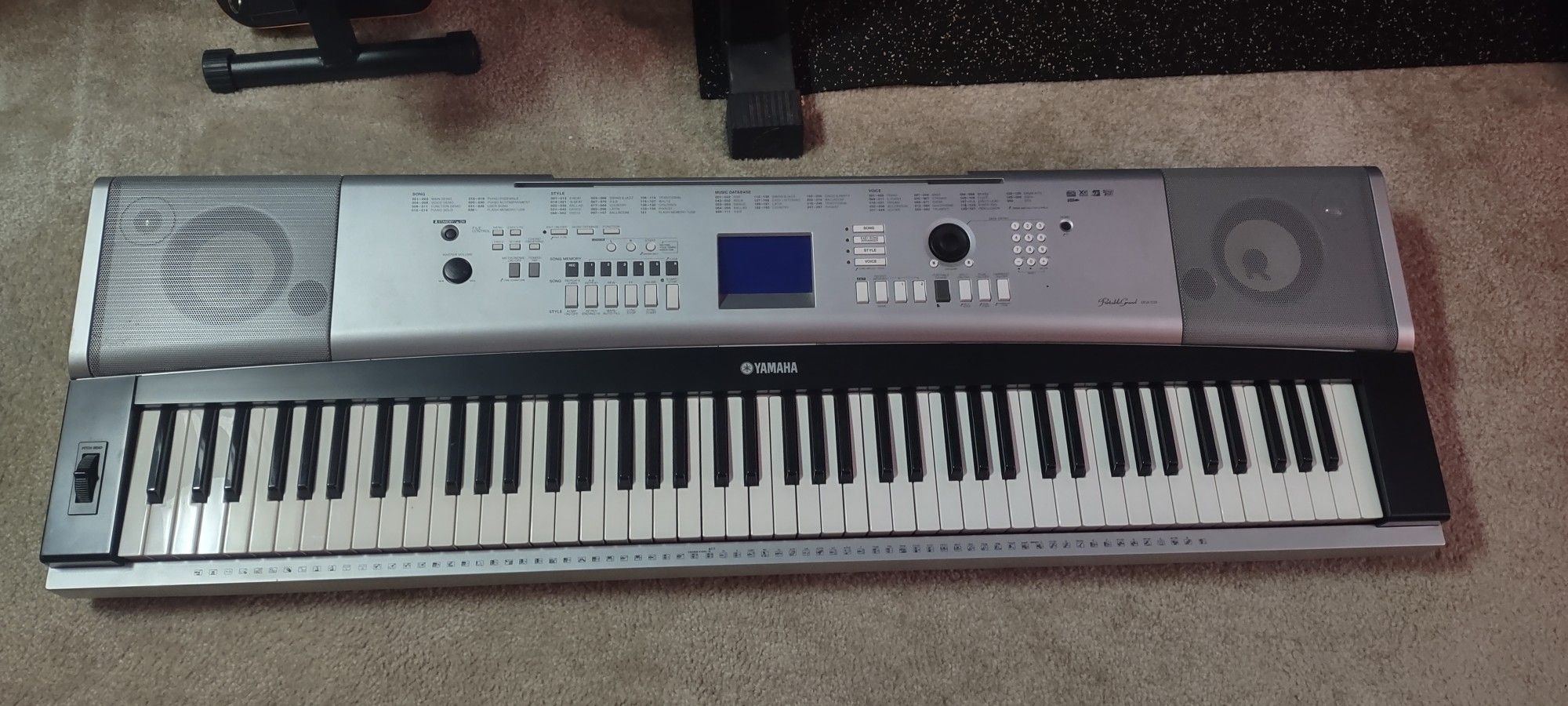 Yamaha DGX-520 Portable Grand Piano / Keyboard