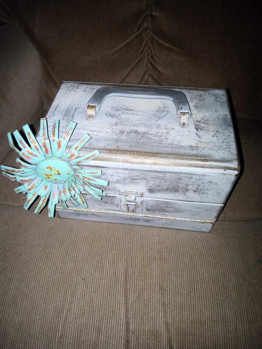 Nice metal box hand painted and decorated. Perfect as a CD holder or recipe box