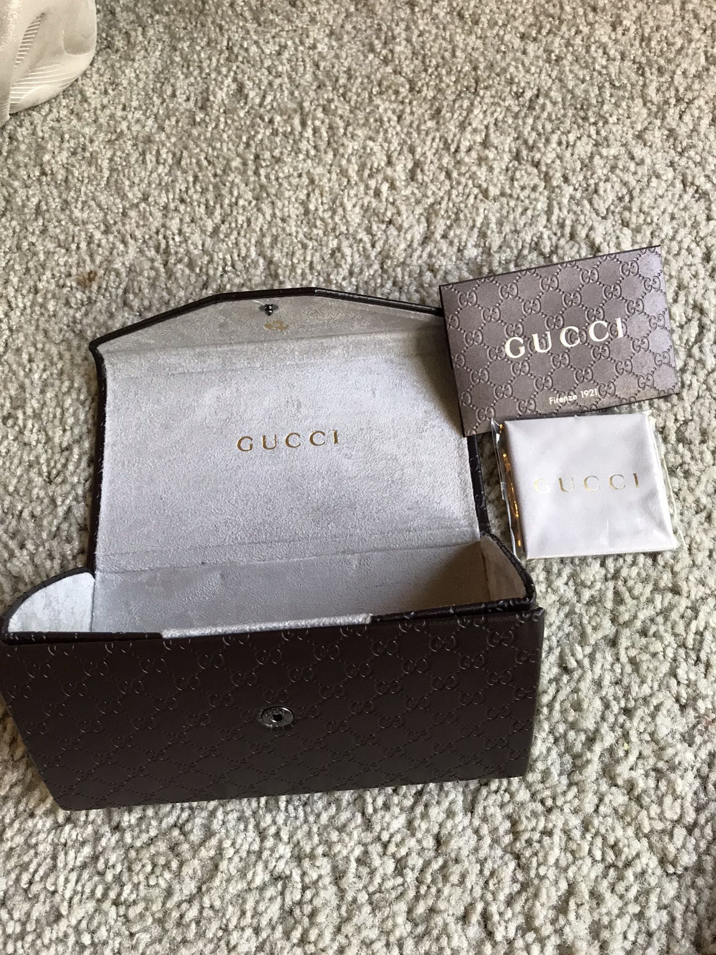 Gucci authentic sunglasses case+authentic card+cloth/all brand new💯