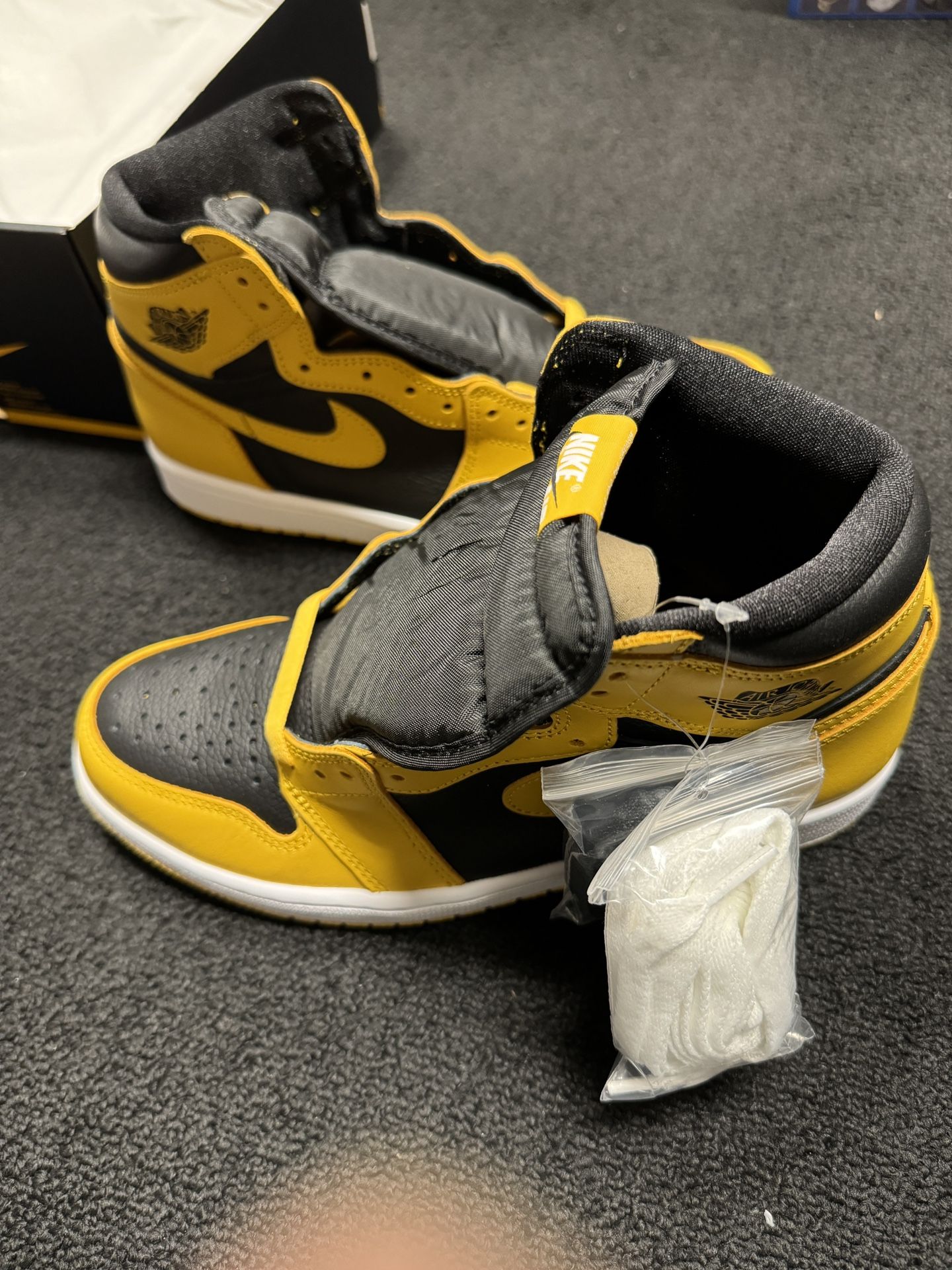 100% Authentic DS Nike Jordan 1 size 8.5 Pollen Yellow display picture 1