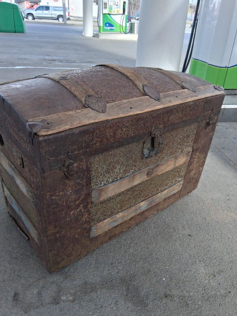 Antique Trunk From The Late 1800s Early1900s , Super Cool