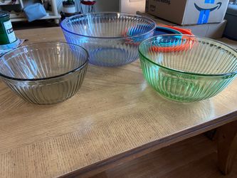 Pyrex Colors Sculpted Bowls Set of 3 + silicone lids
