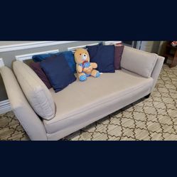 Day Bed With Side Pillows - No Smoking No Pets