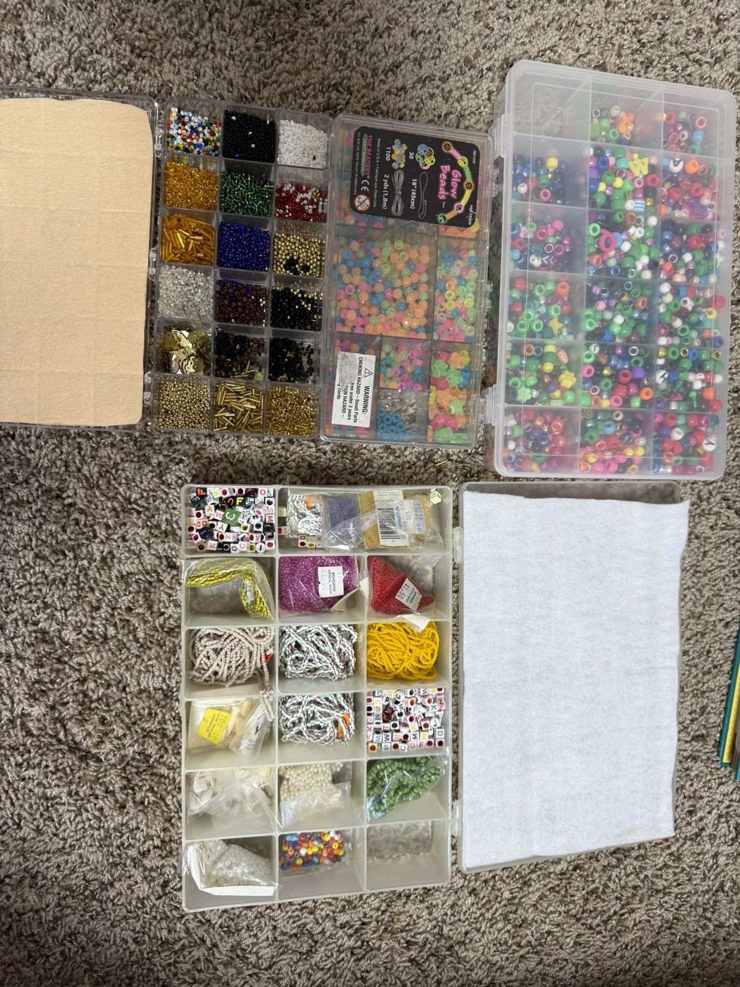 Lot crafting beads in plastic organizers