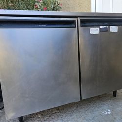 COMMERCIAL REFRIGERATOR 