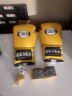 16 oz boxing gloves with Free hand wraps