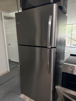 Frigidaire Stainless Steel Top-Freezer Refrigerator