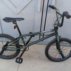 BMX.     REDLINE.       20"tires 